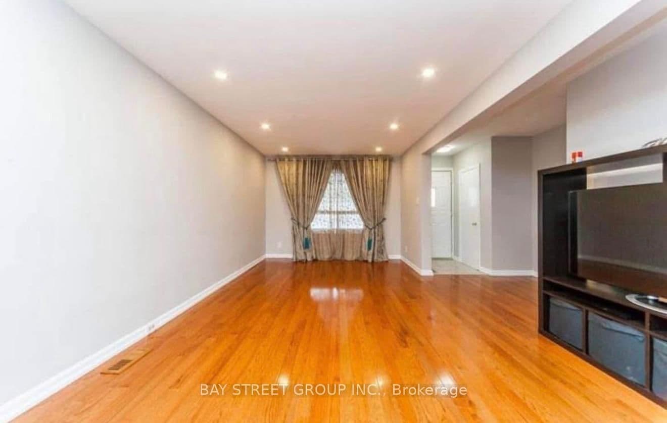 57 Medway Crescent, Unit Upper Floor - Image 2