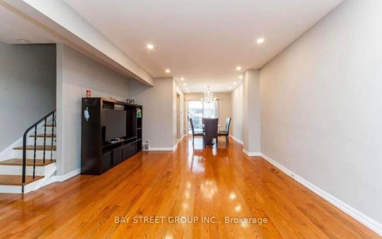 57 Medway Crescent, Unit Upper Floor - Image 3