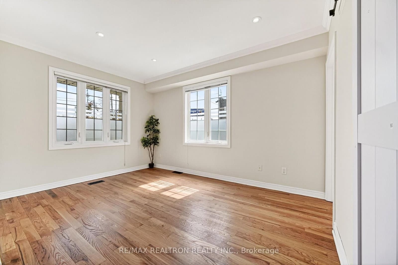 454 Donlands Avenue - Image 6