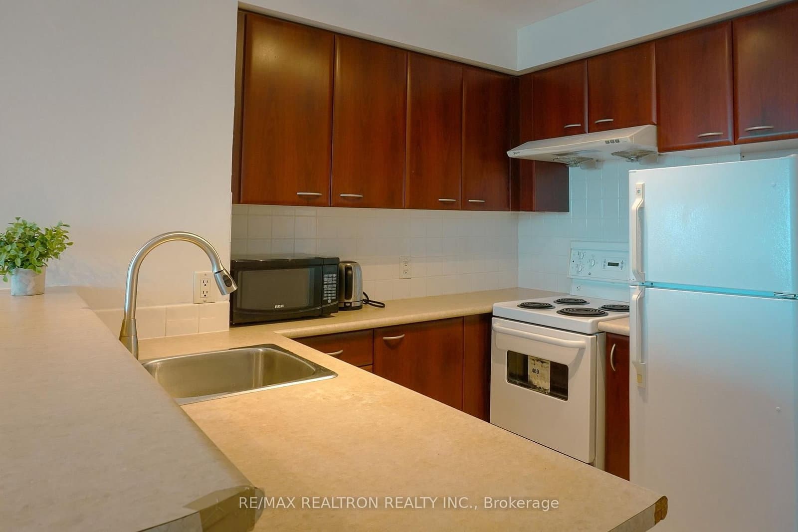 38 Lee Centre Drive, Unit 915 - Image 3