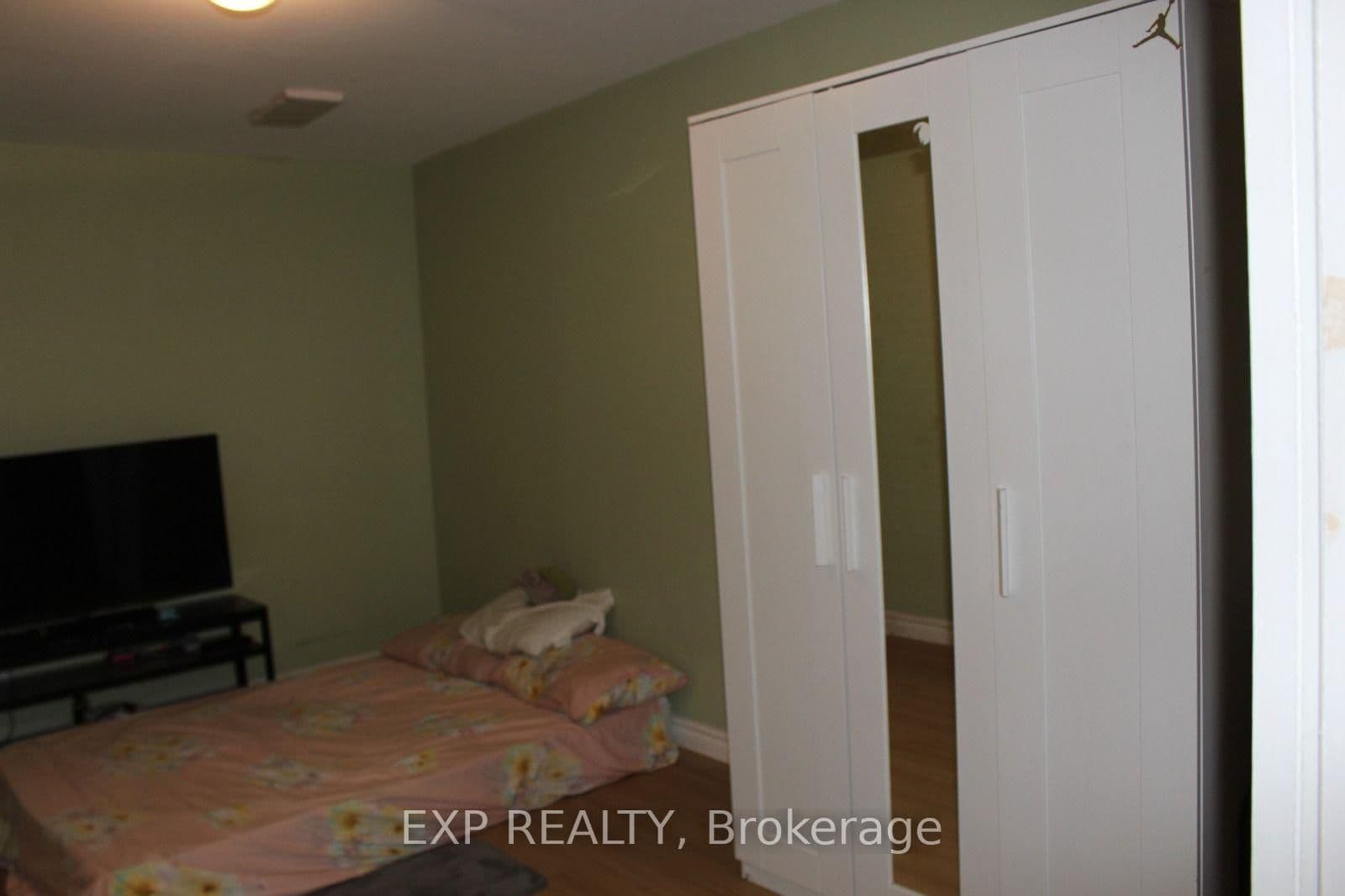 134 Sandown Avenue, Unit Bsmt - Image 6
