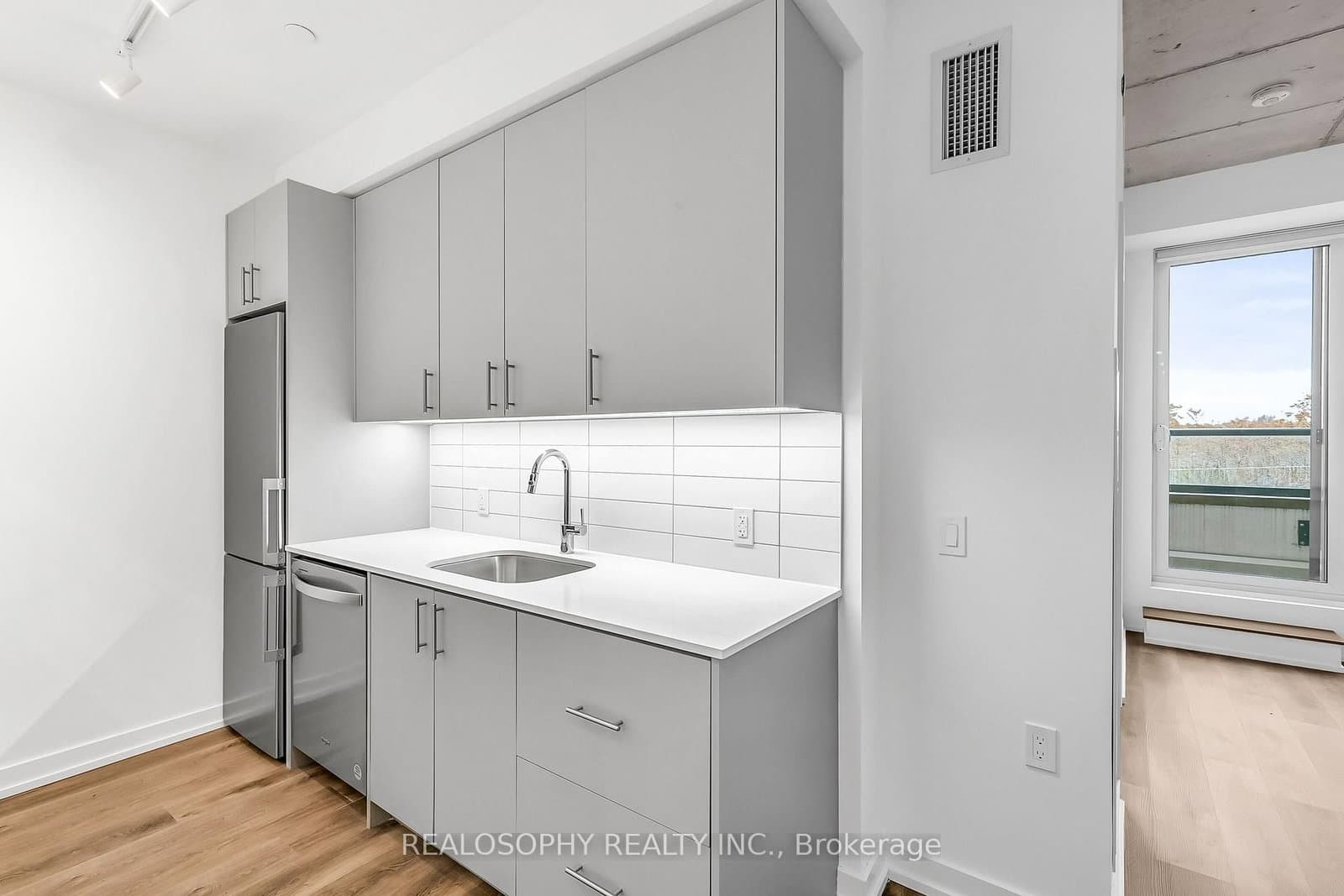 115 Larchmount Avenue, Unit 504 - Image 3