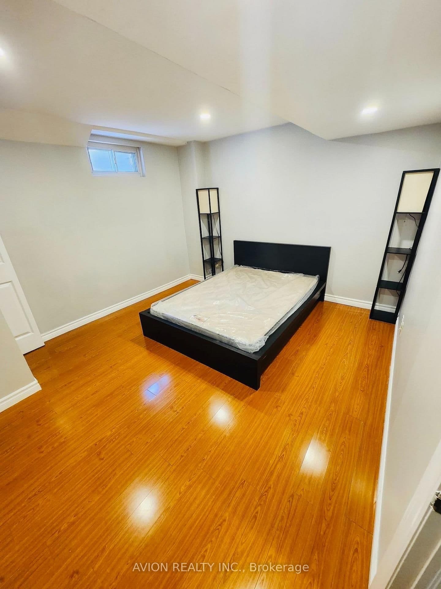 15 Saintsbury Square, Unit Basement - Image 1