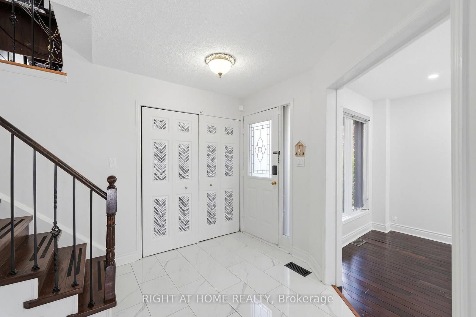 2295 WILDWOOD Crescent - Image 3