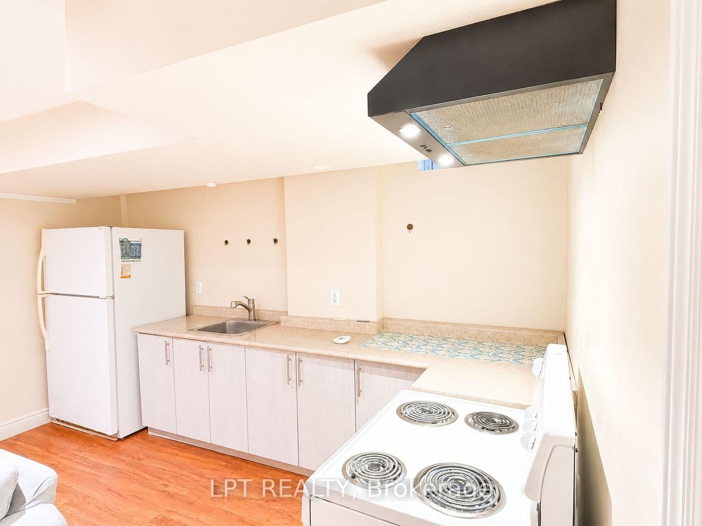 14 Hazelton Avenue, Unit Basement - Image 5