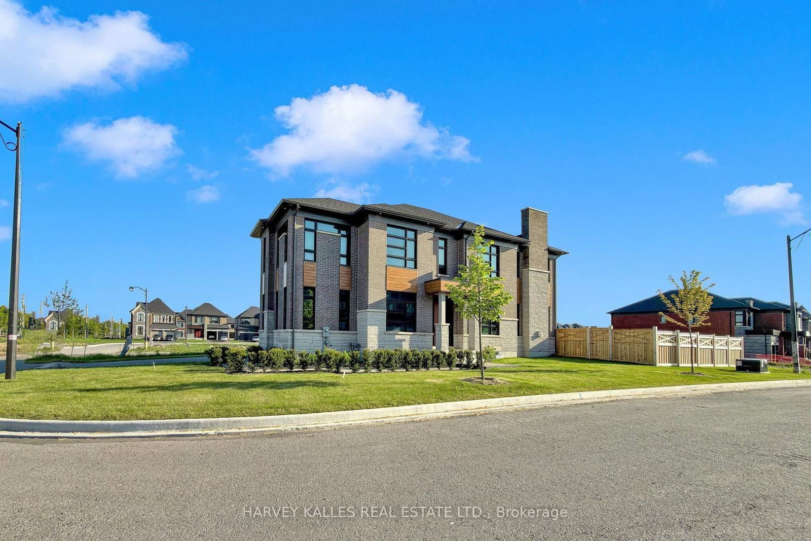 107 Winthrop Crescent - Image 4