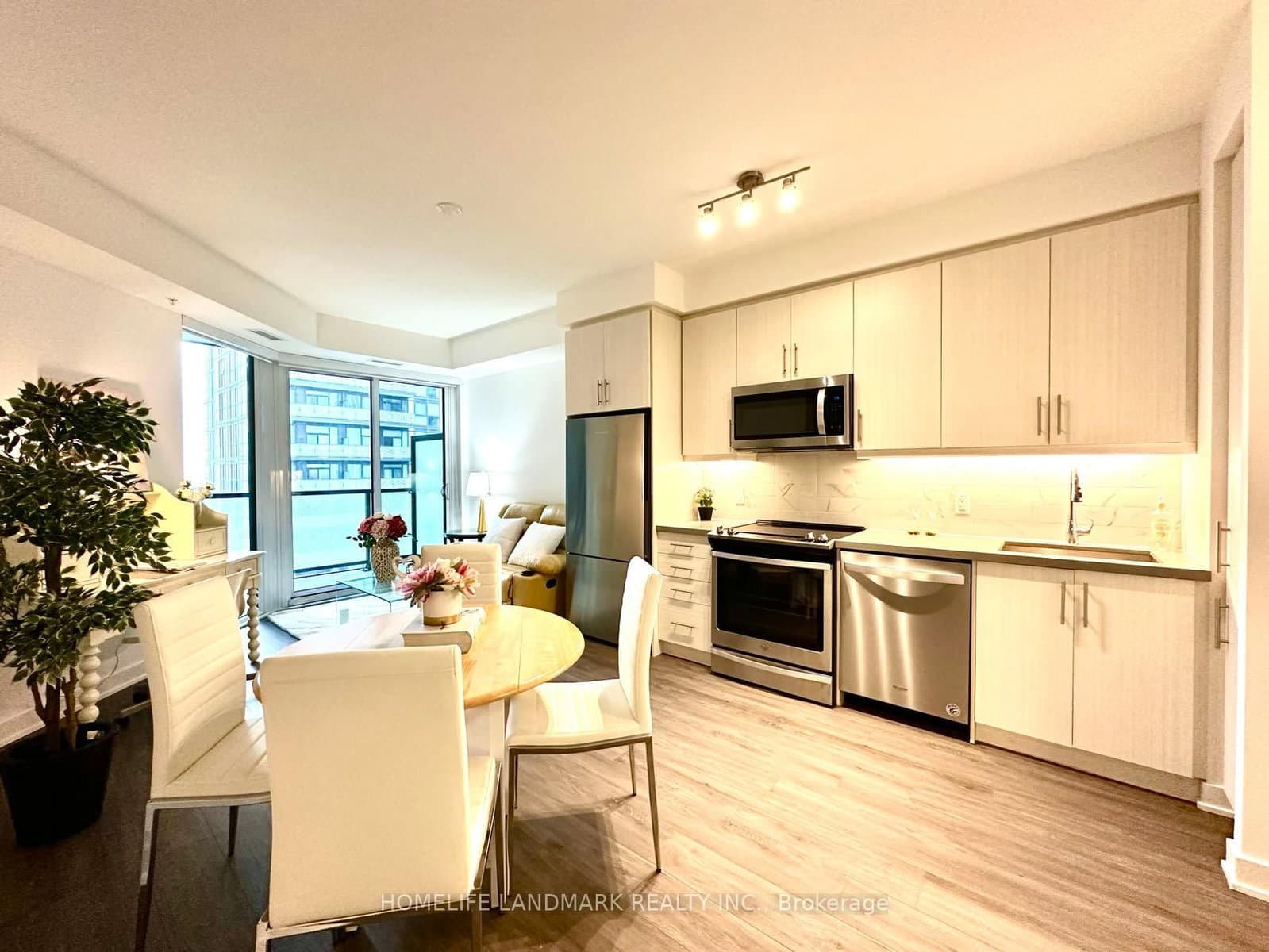 #813 - 85 Oneida Crescent