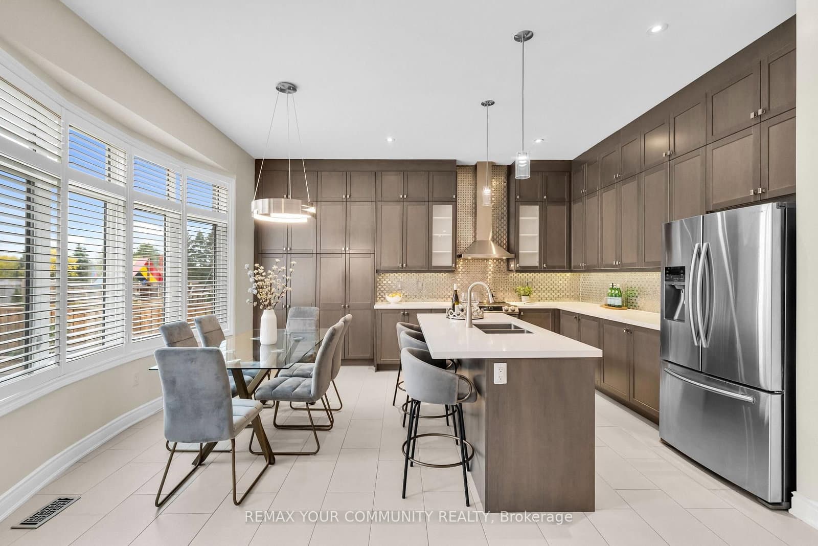 8 King Boulevard - Image 3