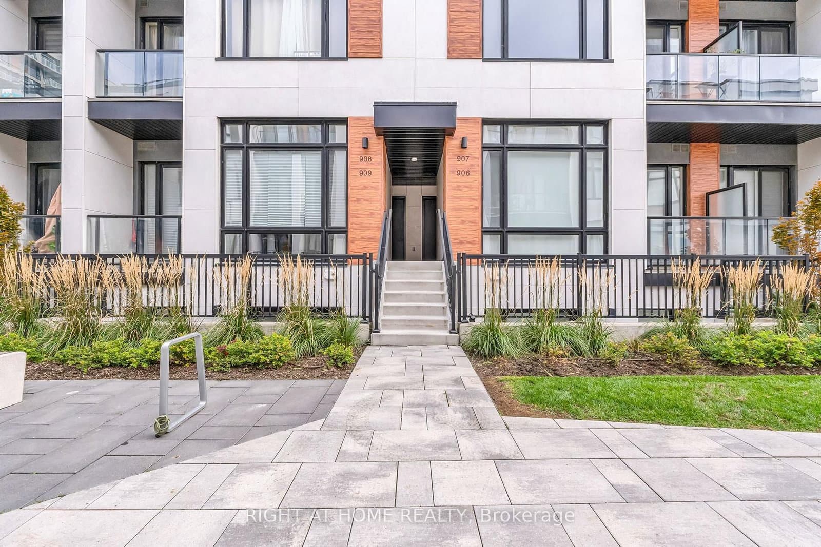 2 Steckley House Lane, Unit 907 - Image 2