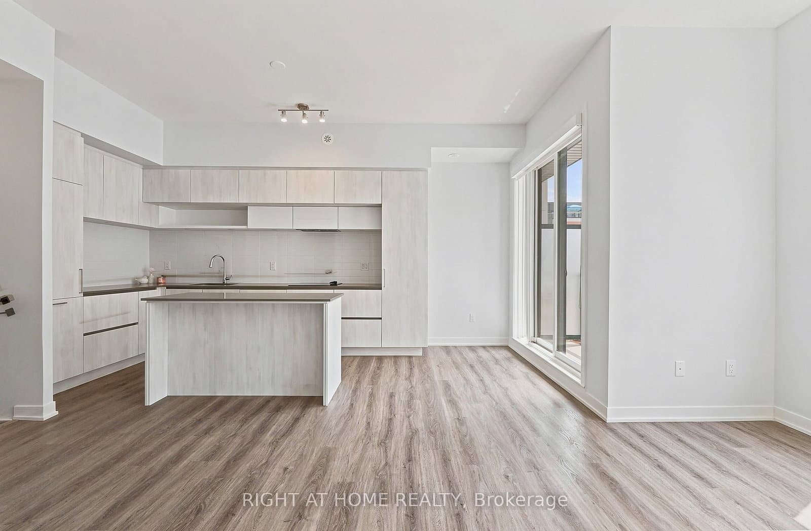 2 Steckley House Lane, Unit 907 - Image 3