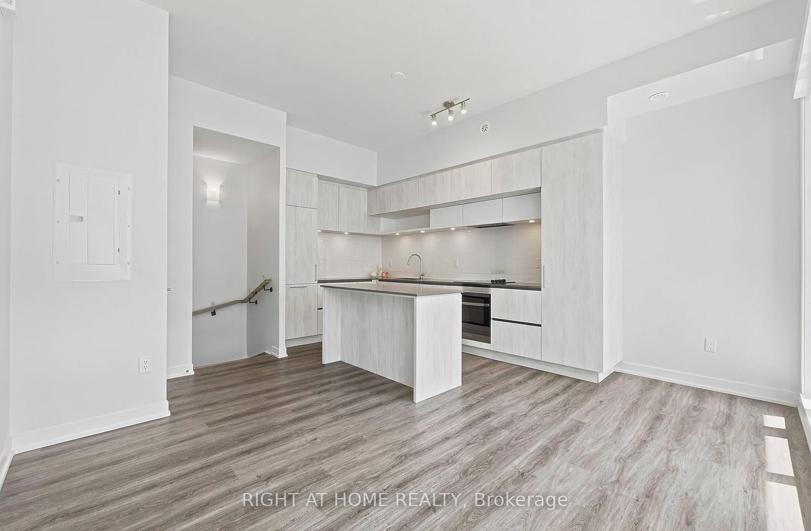 2 Steckley House Lane, Unit 907 - Image 4