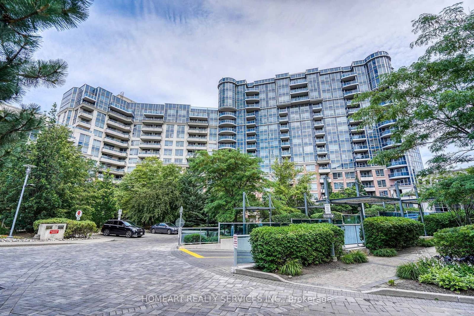#722 - 33 Cox Boulevard