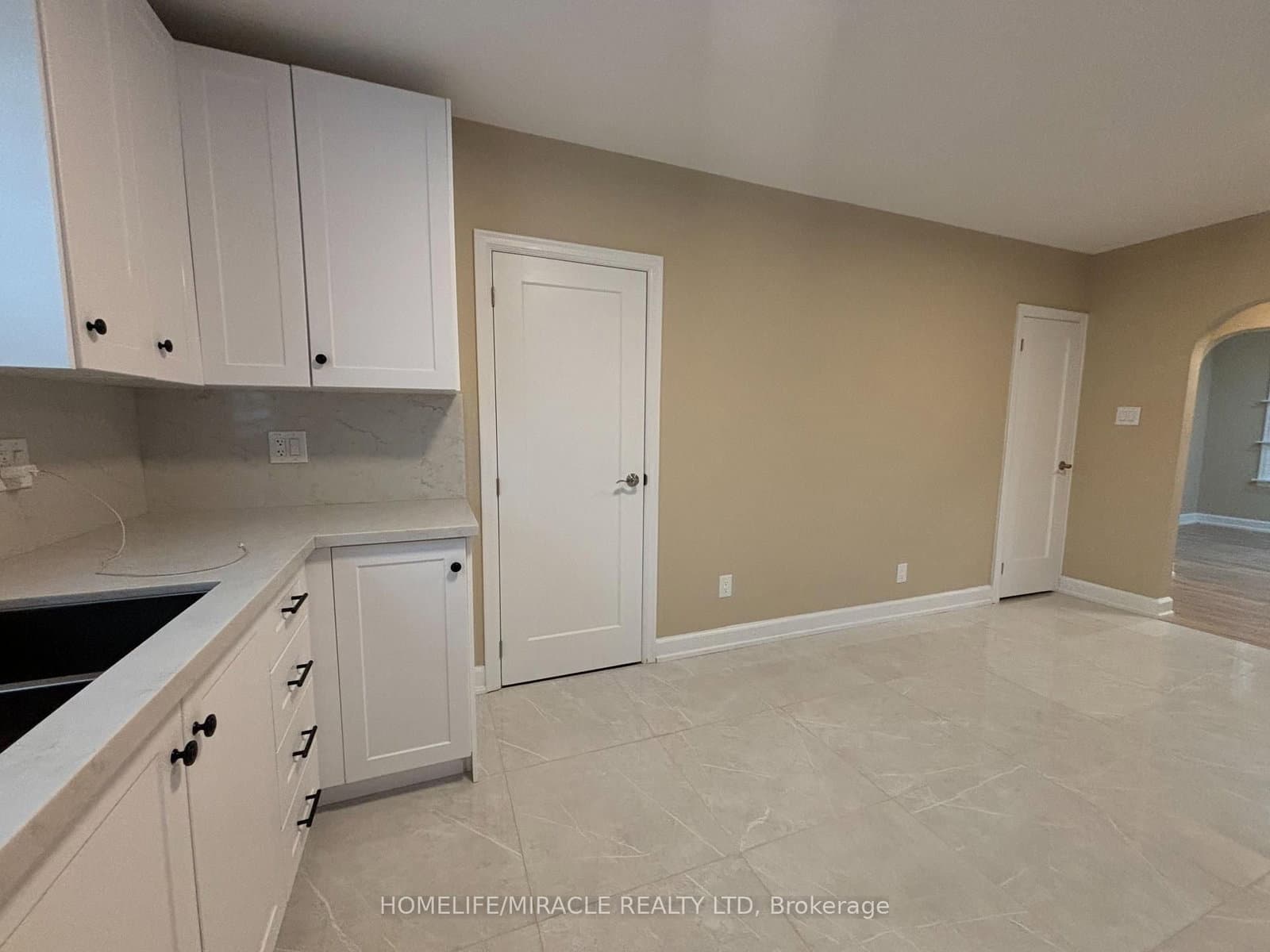 54 Hawman Avenue, Unit Upper floor suite - Image 6