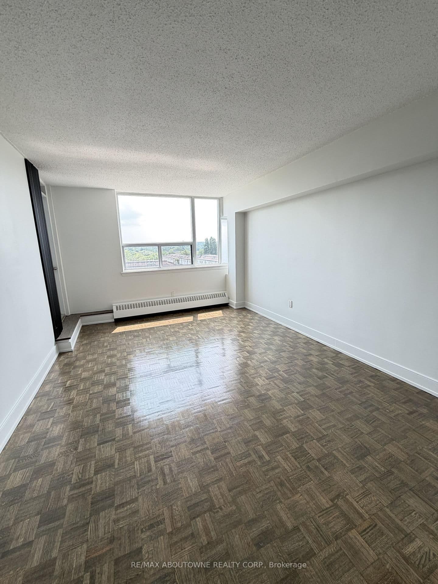 147 Wellington Street W, Unit 614 - Image 2