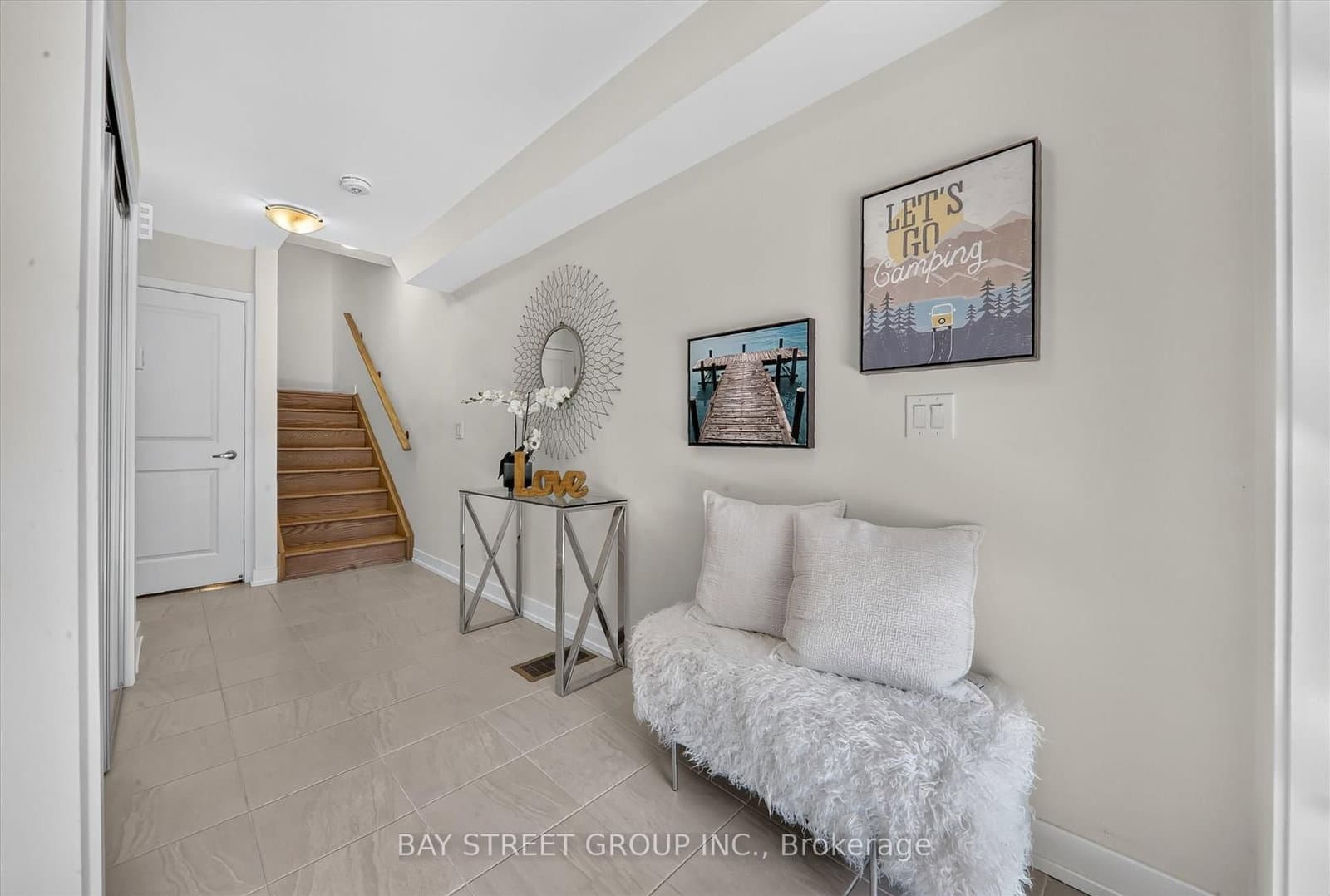 42 HERMAN GILROY Lane - Image 4