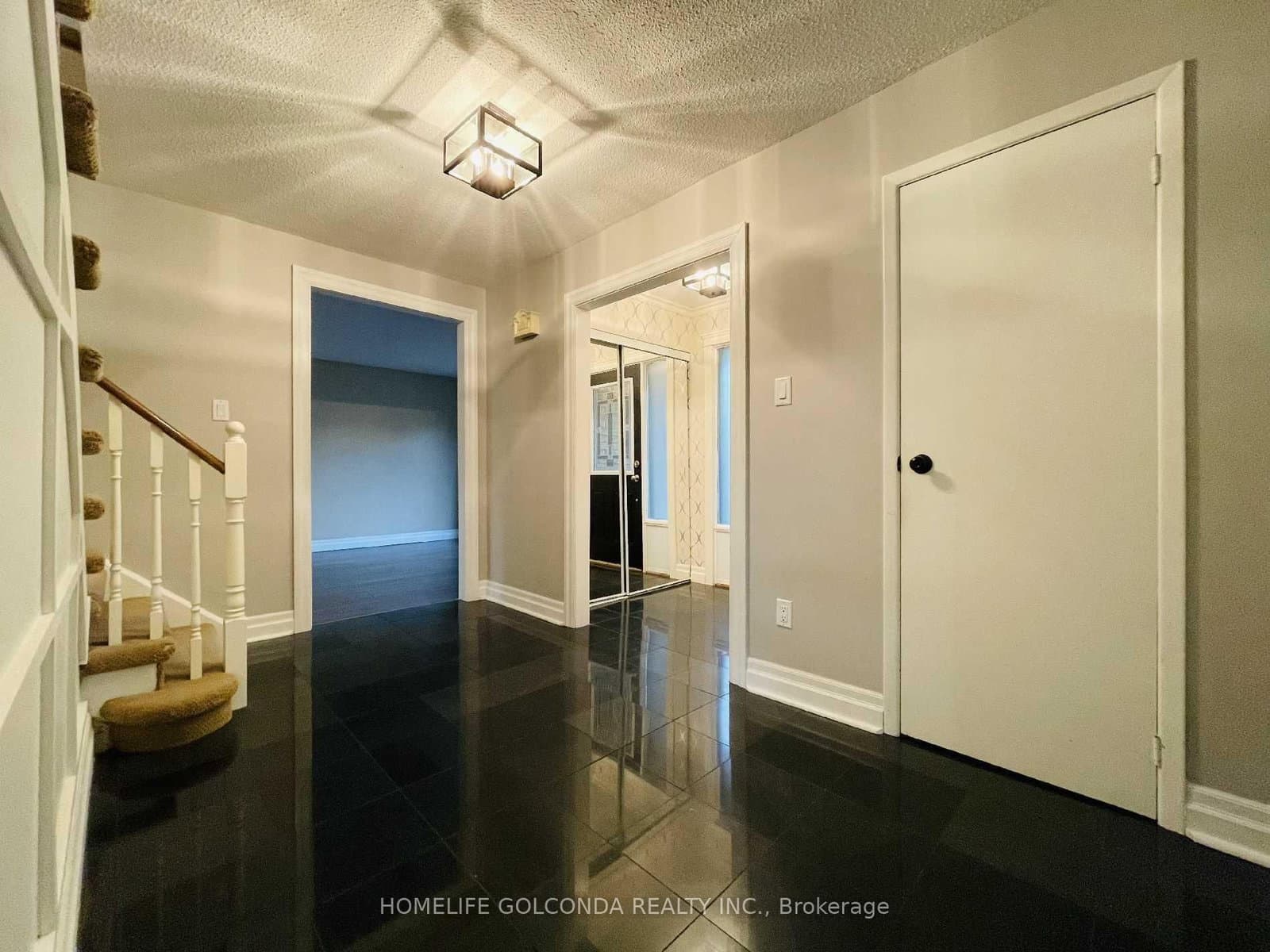 909 Ferndale Crescent, Unit Upper level - Image 2