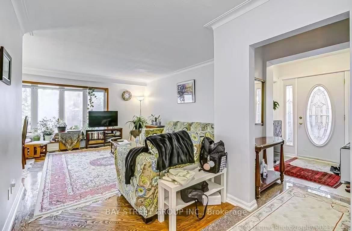 497 Lynett Crescent, Unit Main - Image 2
