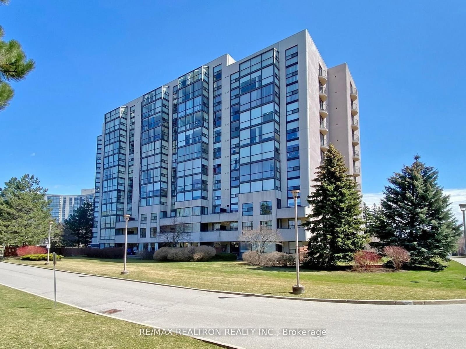 40 Harding Boulevard W, Unit 1015 - Image 2