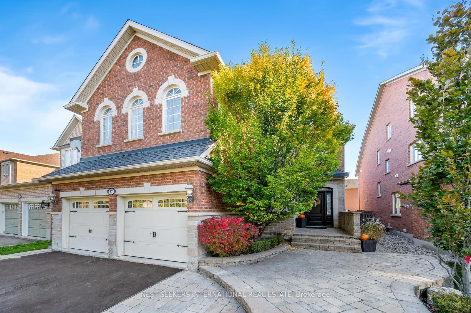 37 RAVINE EDGE Drive - Image 2
