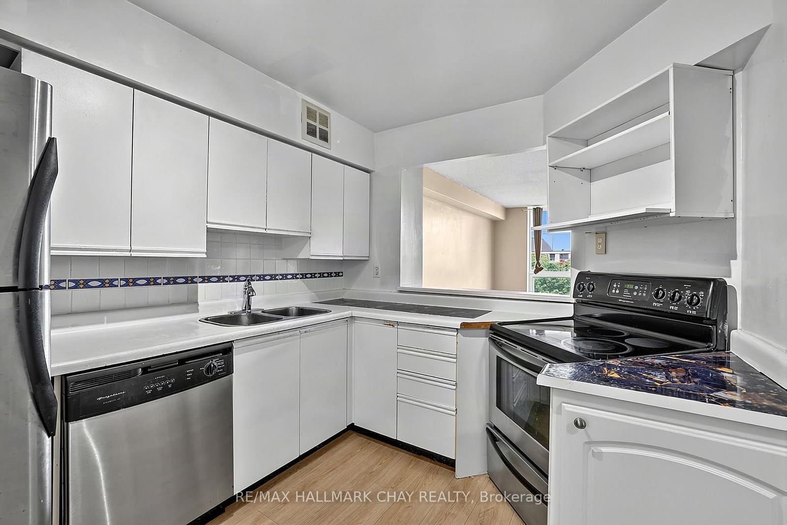 326 Major Mackenzie Drive E, Unit 705 - Image 4