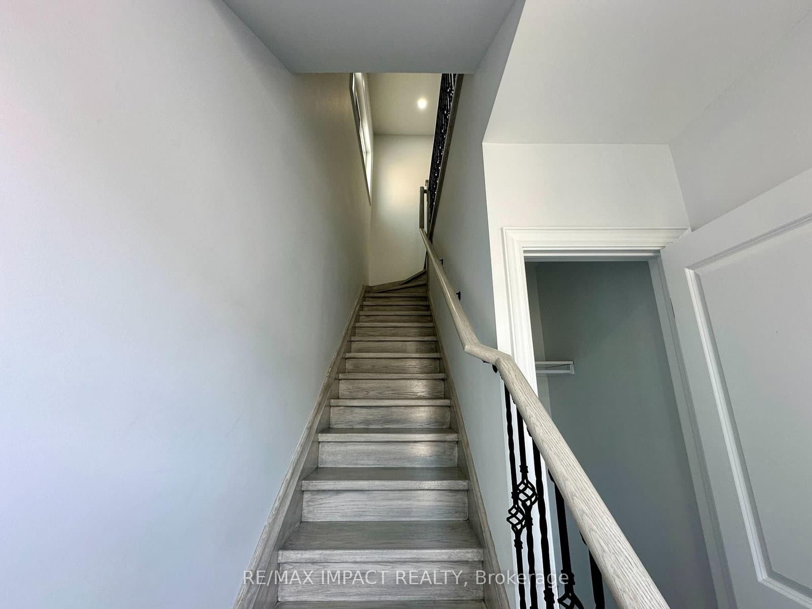 32 Toulouse Court, Unit Coach - Image 3