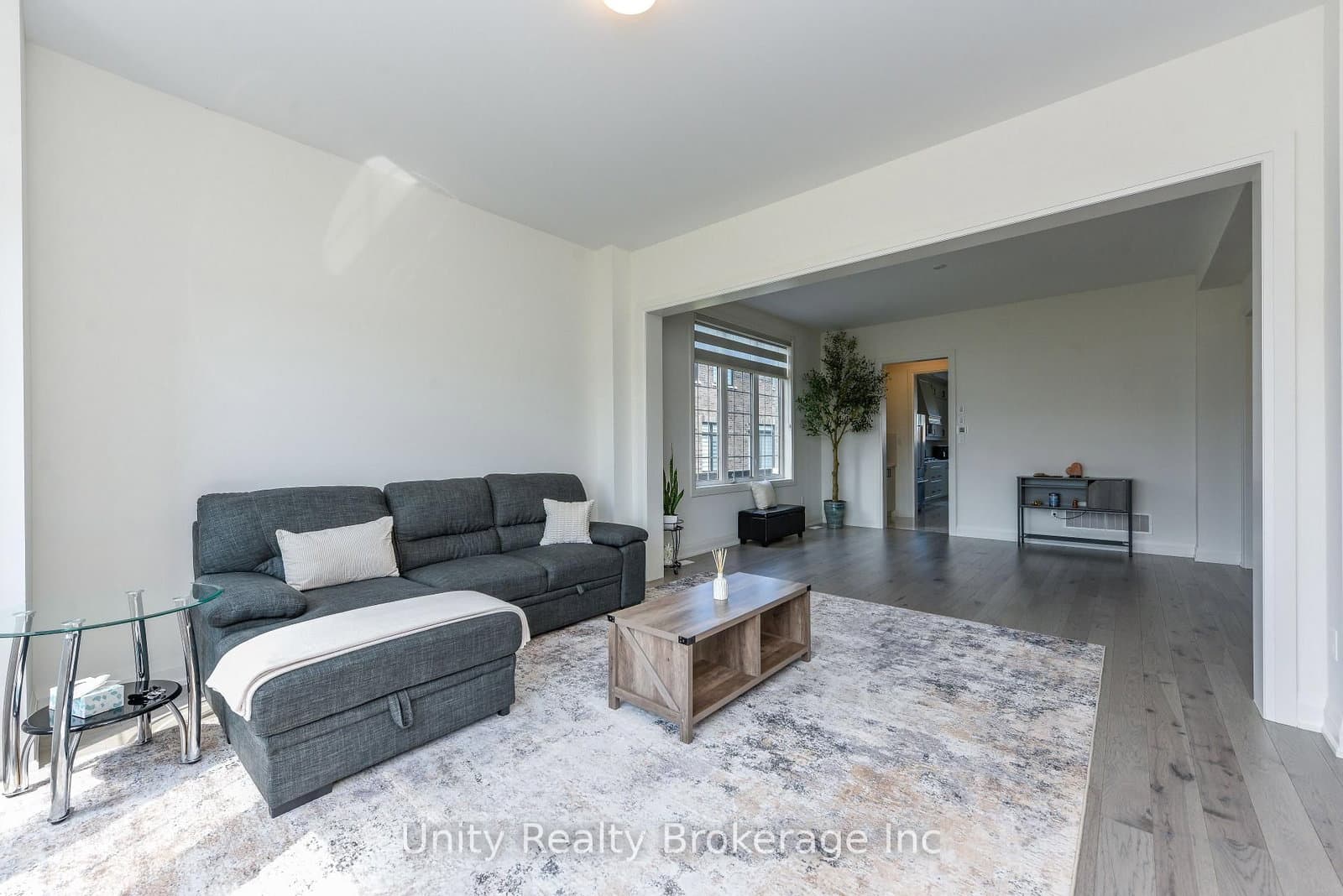 30 Magnolia Avenue N - Image 4