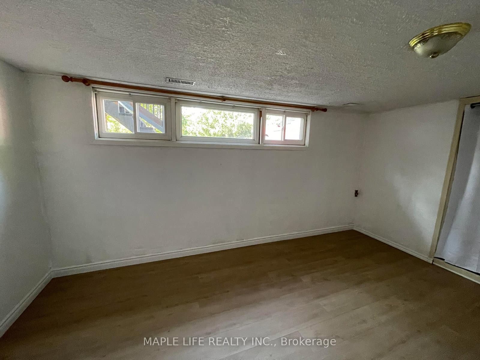 886bsmt Srigley Street - Image 4