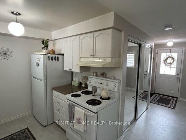 22 Lion's Gate Boulevard - Image 6