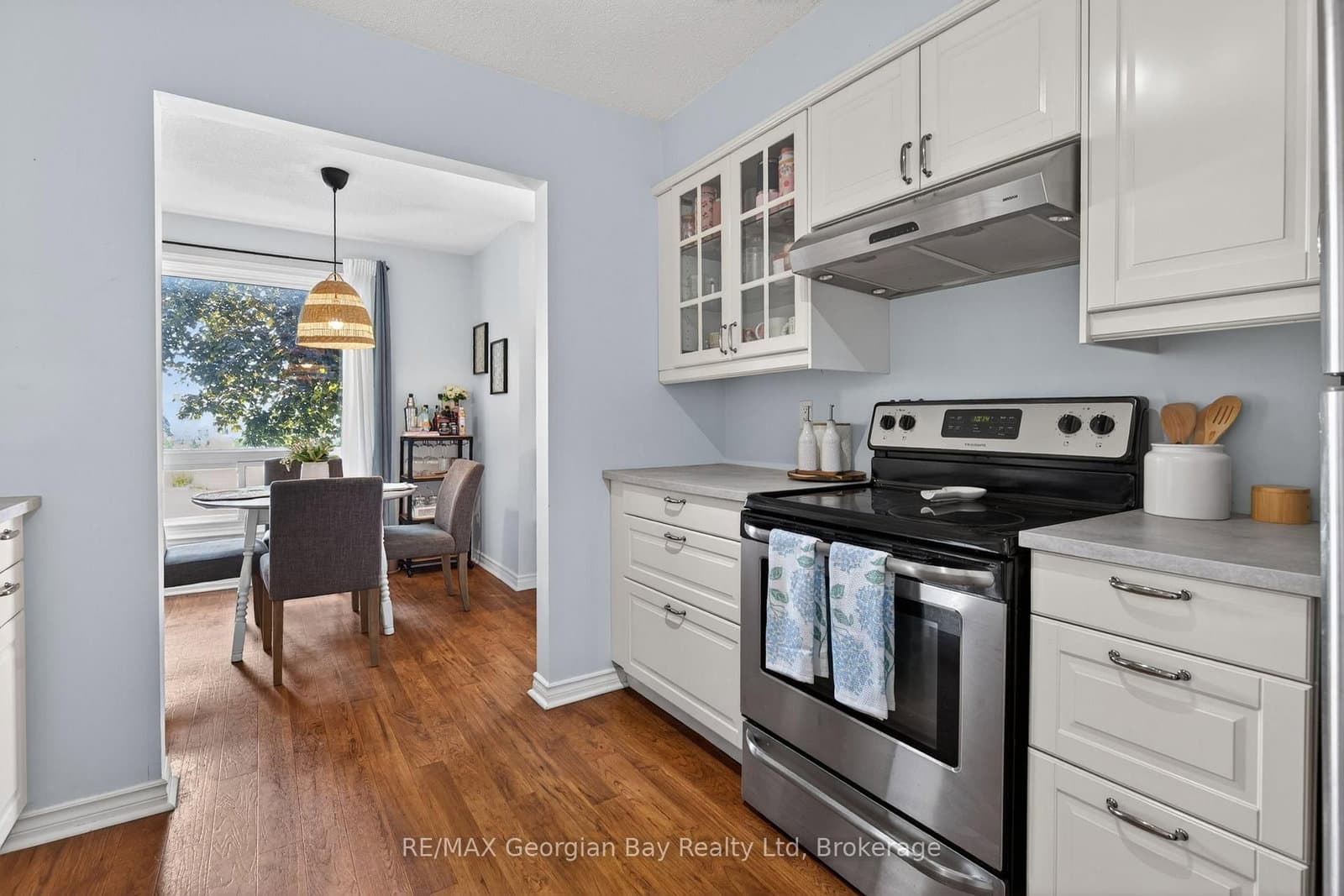 1060 HARBOURVIEW Drive - Image 6
