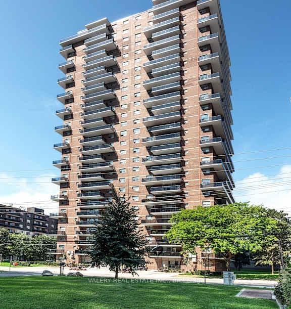 #906 - 70 Park Street E