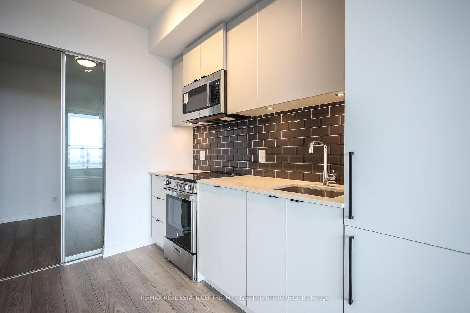 285 Dufferin Street, Unit 915 - Image 3