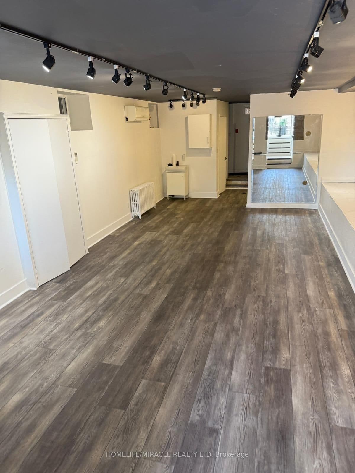 1084 Bloor Street W - Image 4