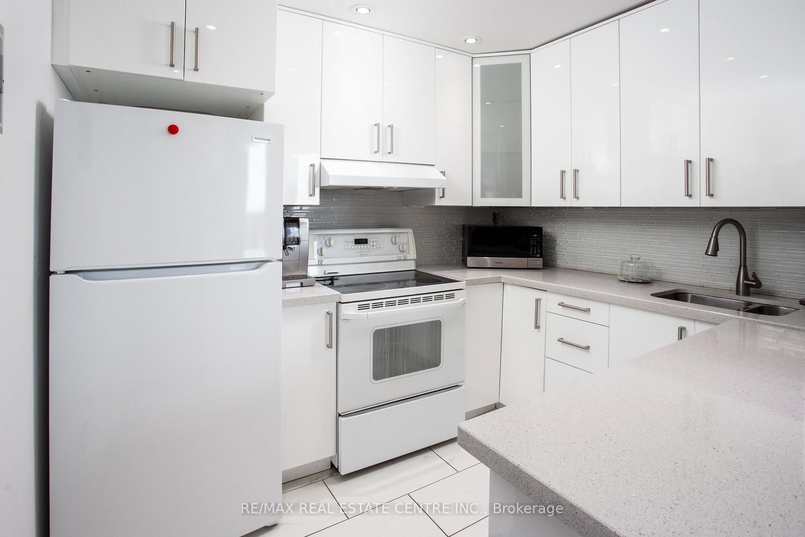 25 Agnes Street, Unit PH06(1206) - Image 1