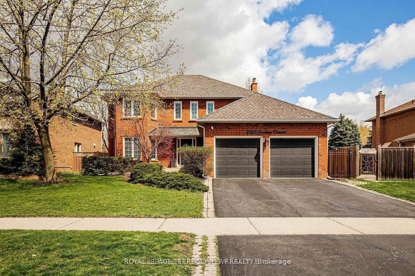 2025 Parklane Crescent - Image 1