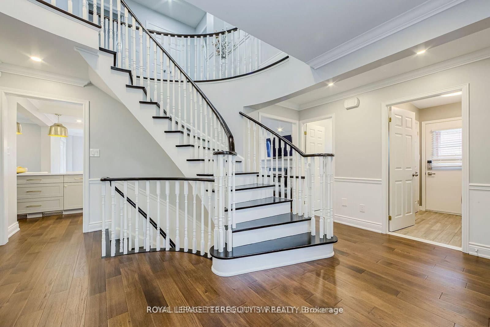2025 Parklane Crescent - Image 2