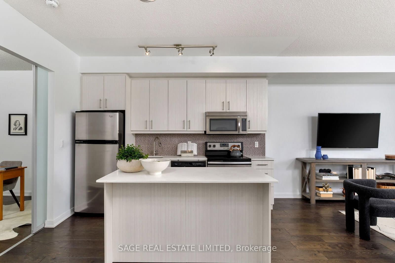 760 The Queensway, Unit 401 - Image 2