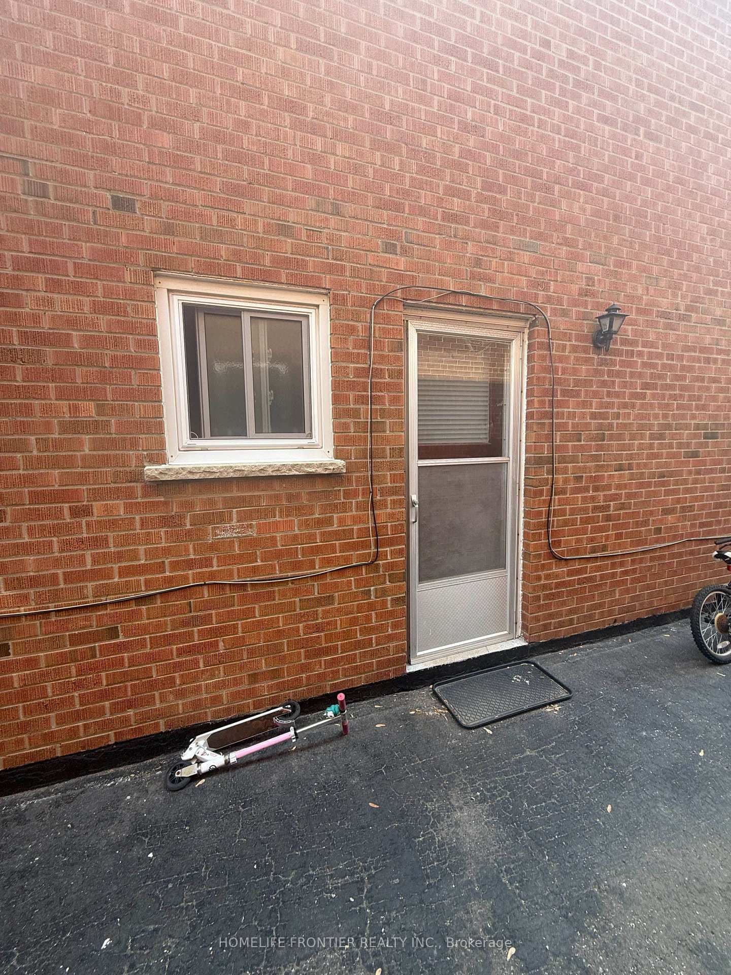 759 Bloor Street, Unit Main Floor - Image 2