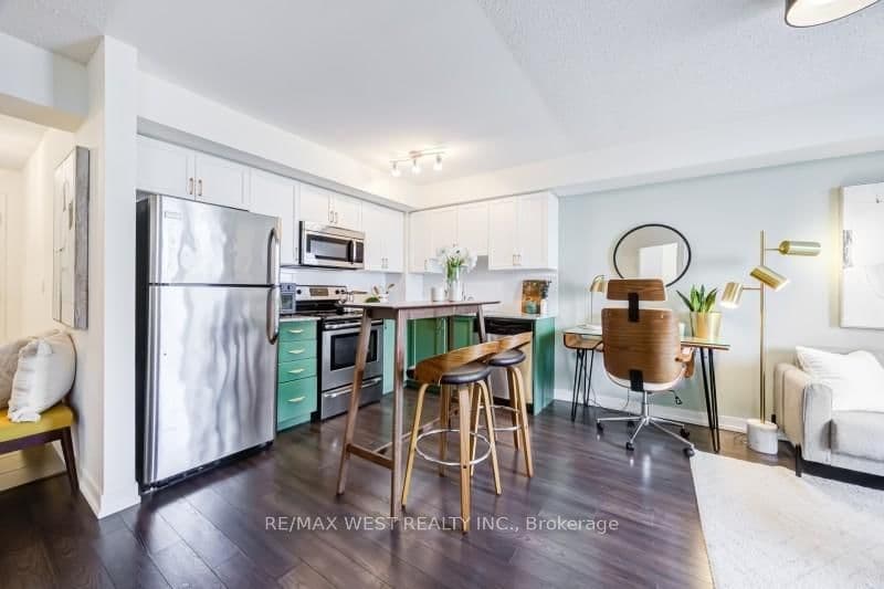 812 Lansdowne Avenue, Unit 704 - Image 4