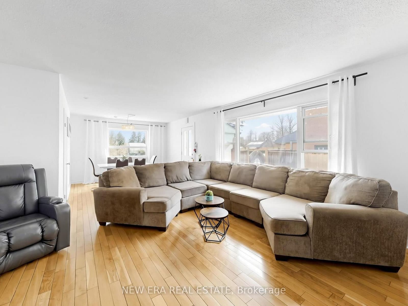 4246 Bloor Street W - Image 3