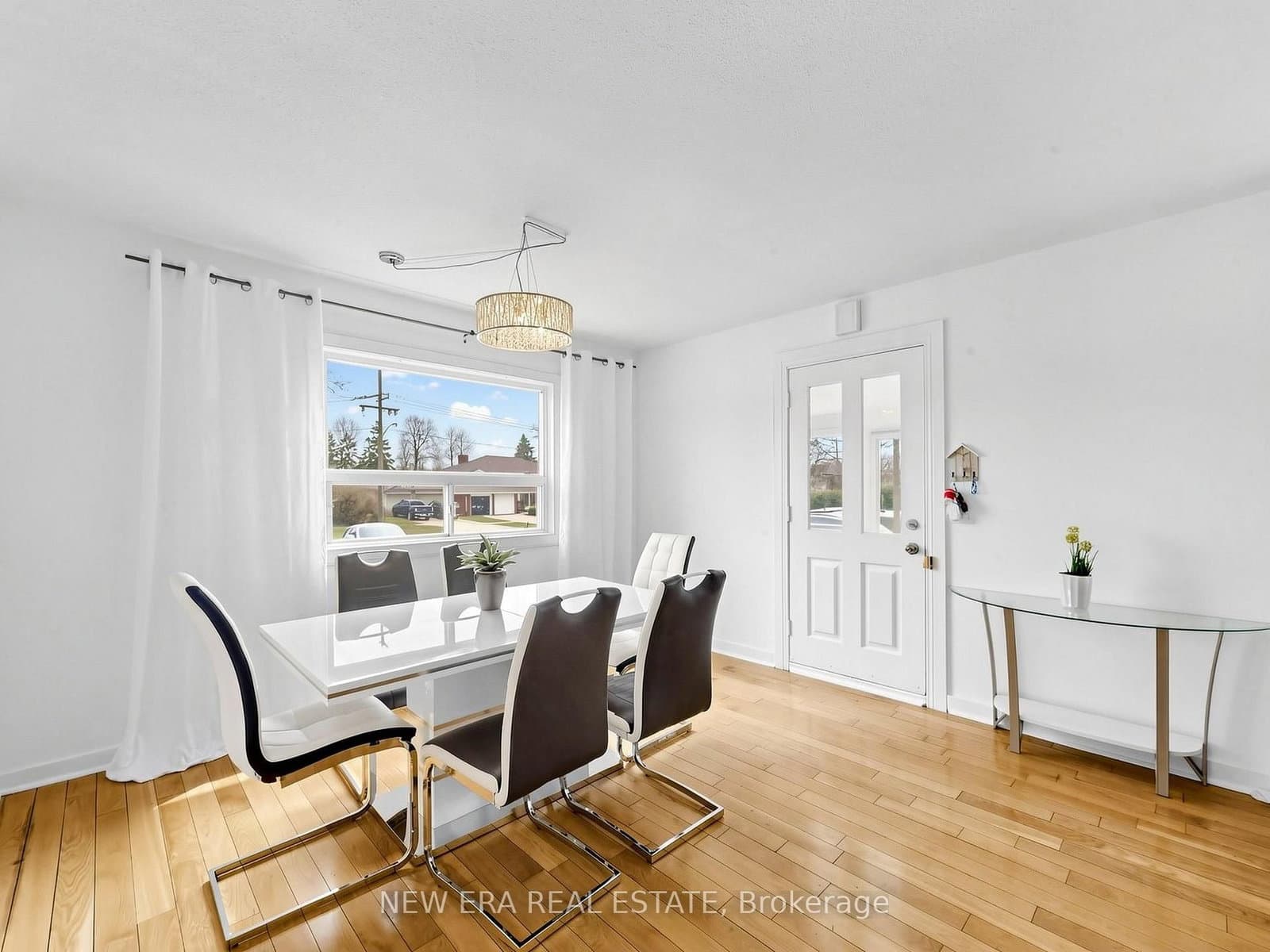 4246 Bloor Street W - Image 5