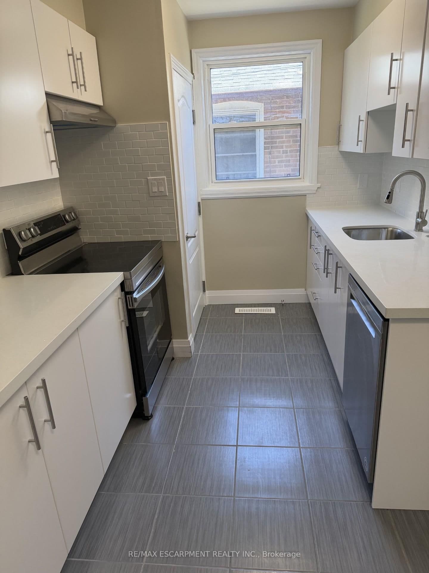 377 Martin Street, Unit UPPER - Image 2