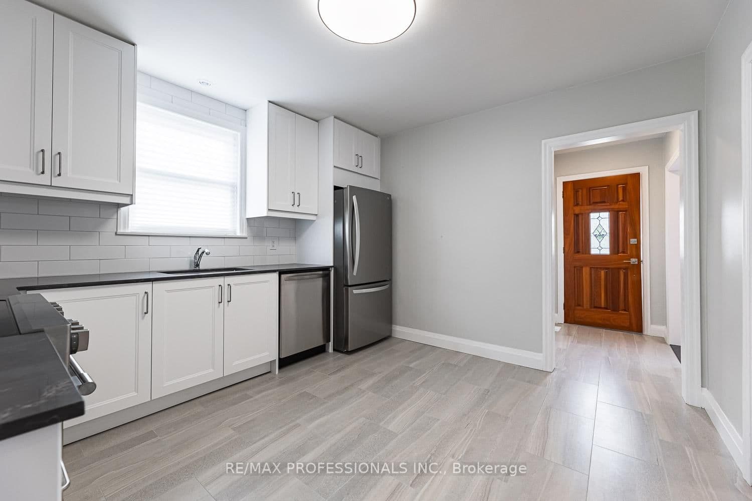 11 Stock Avenue - Image 6