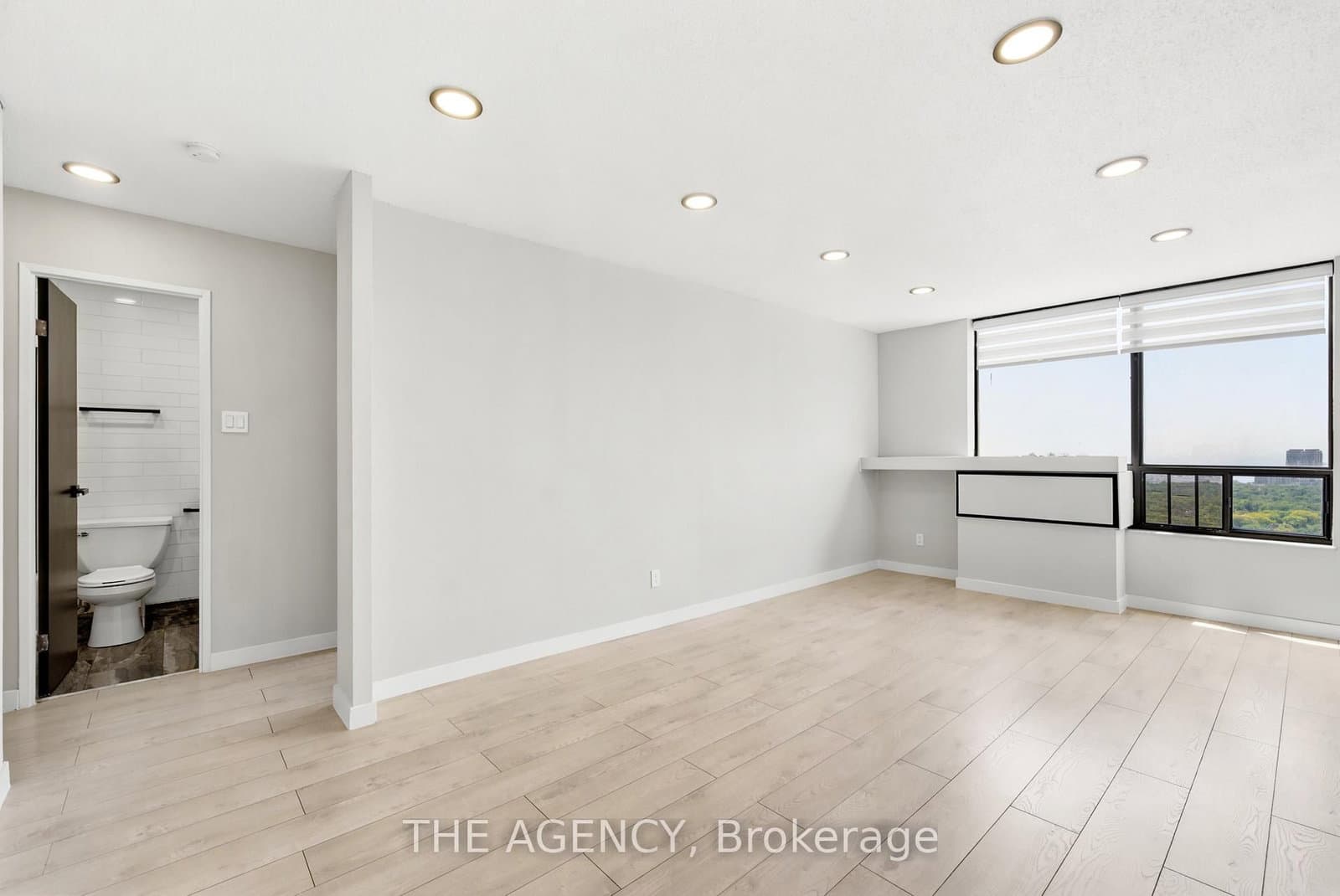 #2911A - 2350 Dundas Street W