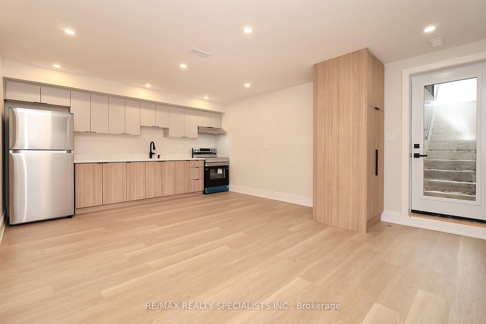 1048 ROOSEVELT Road, Unit bsmnt - Image 3