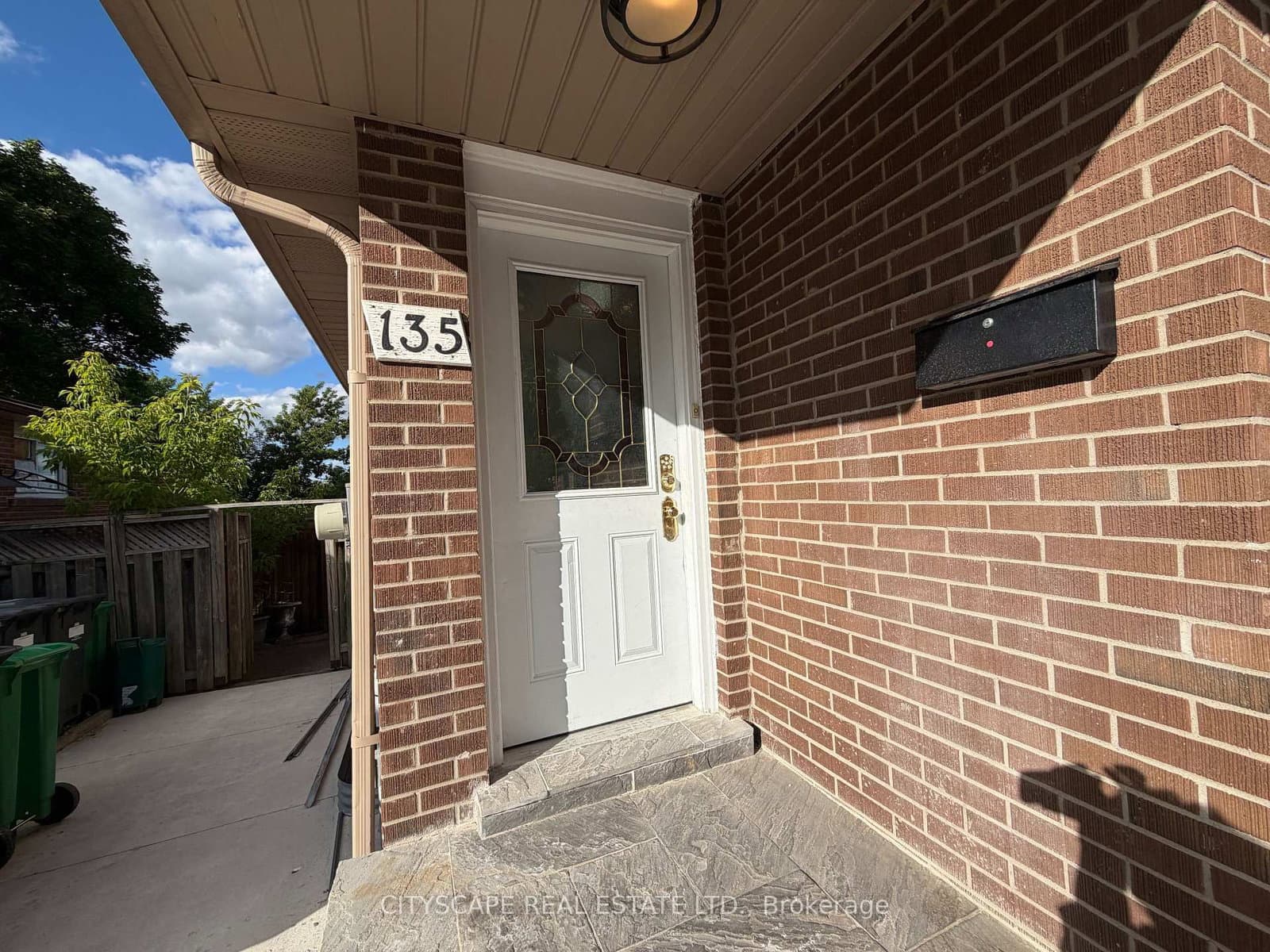 135 Bonham Boulevard, Unit Upper - Image 4