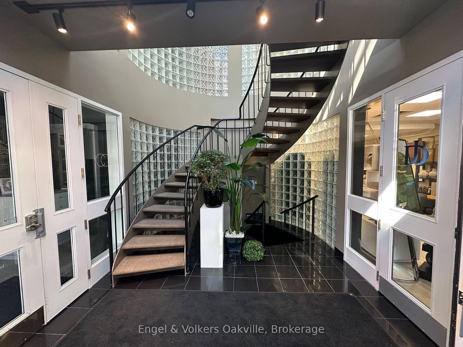 146 Lakeshore Road E, Unit 104 - Image 2