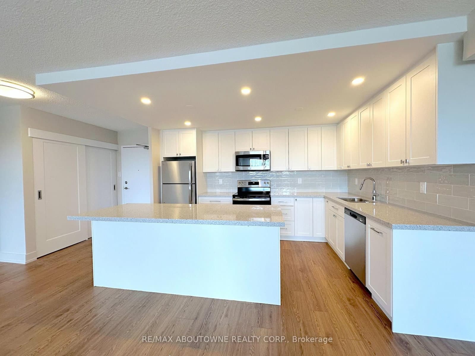 165 La Rose Avenue, Unit 916 - Image 4