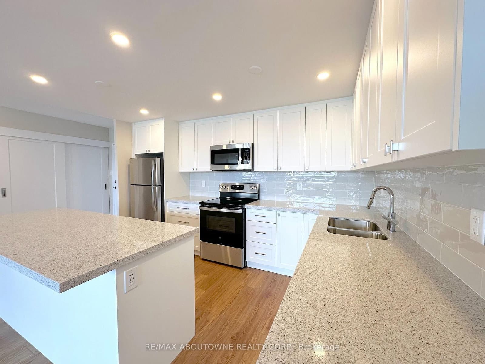 165 La Rose Avenue, Unit 916 - Image 5