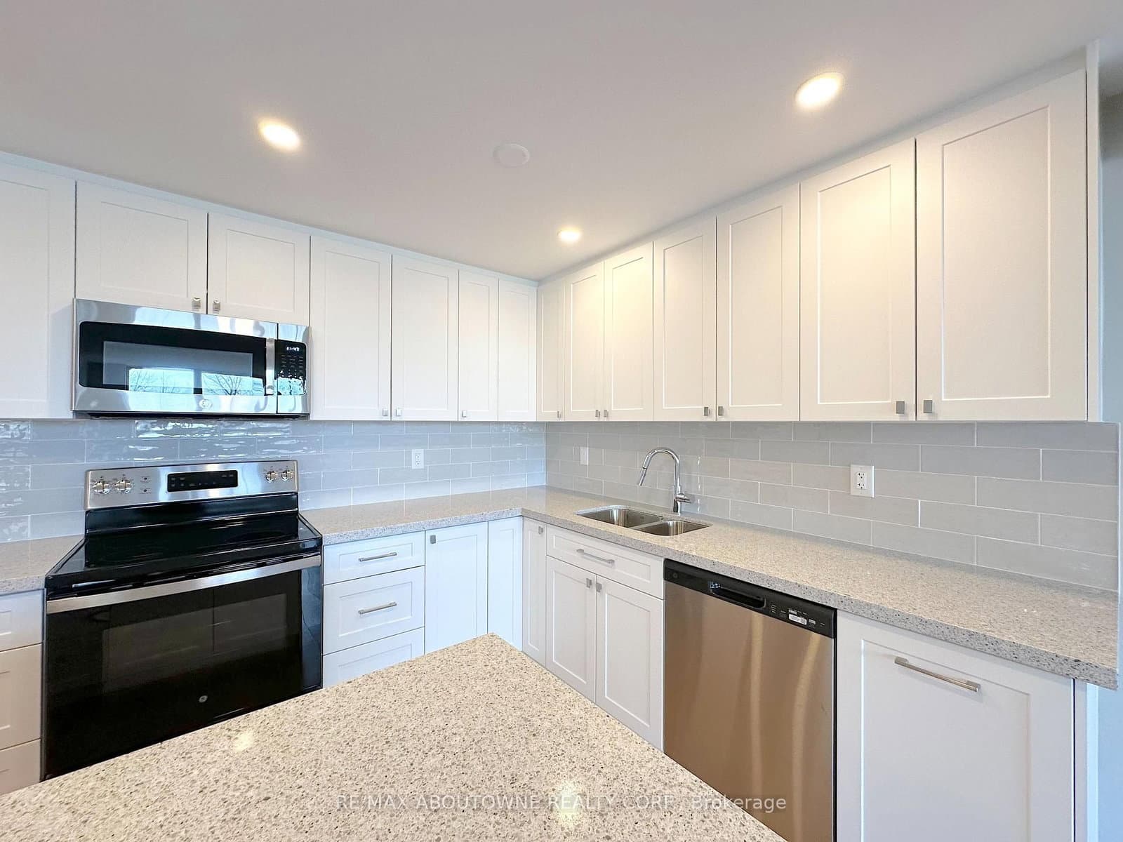 165 La Rose Avenue, Unit 916 - Image 6