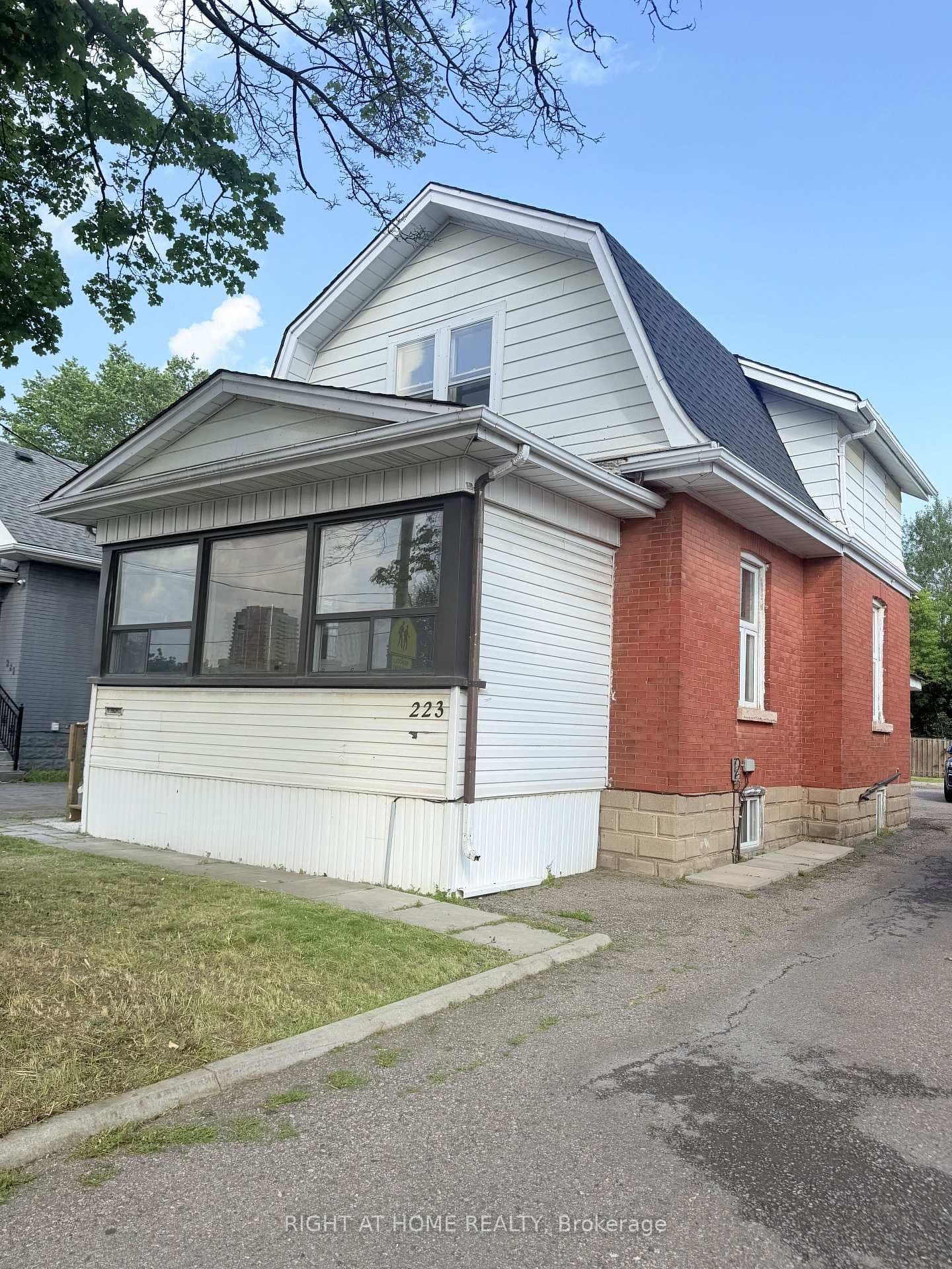 223 Queen Street W - Image 1